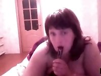 Short haired perverted chubby mature lady sucked hair brush on webcam