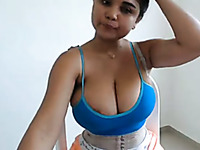 Boobalicious Indian hottie showing her goodies on webcam