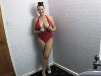 Voluptuous MILF with big tits posing seductively on cam