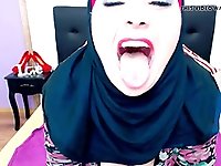 Arab girl getting naked and showing pussy live on webcam