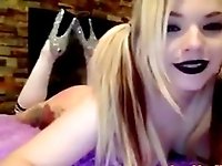 Goth babe fingering her cunt from behind