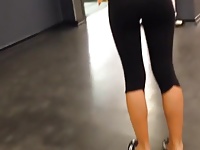 Fitnessgirl blaest Spanner im Gym den Schwanz
