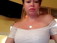 Shapely webcam mama shows off her curves