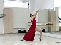 Skinny flexible teen Alla Zadornaya does the splits and shows yummy pussy